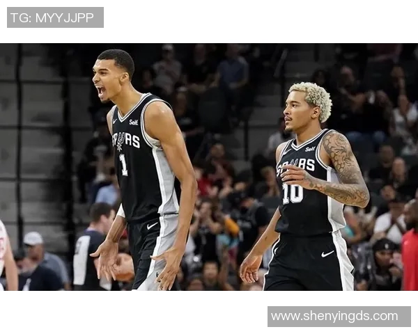 火箭队与马刺队激战四场11号球员的精彩表现引发热议 火箭队与马刺队激战四场11号球员的精彩表现引发热议