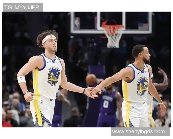 勇士队与黄蜂的激烈对决展现篮球魅力与团队精神的巅峰时刻